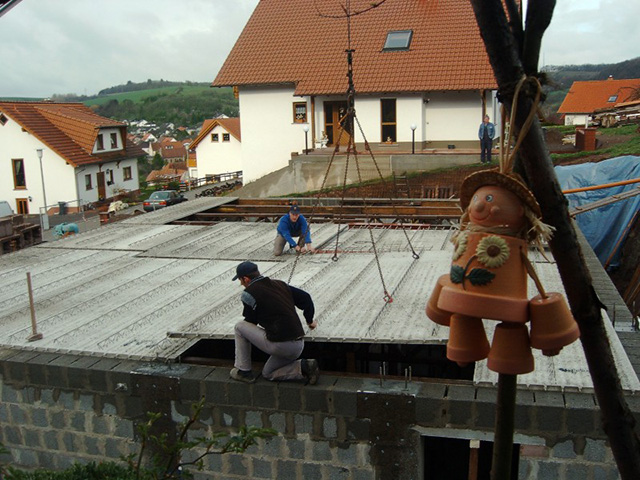 filigrandeckenplatten-mit-maennchen